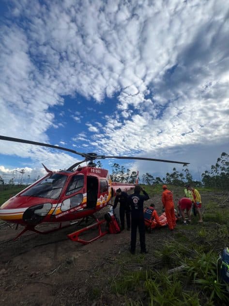 Homem fica entre a vida e a morte após capotamento de quadriciclo em trilha isolada