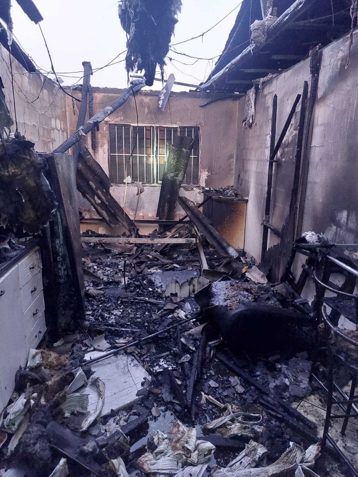 Fogo consome residência e ameaça vizinhos durante a madrugada