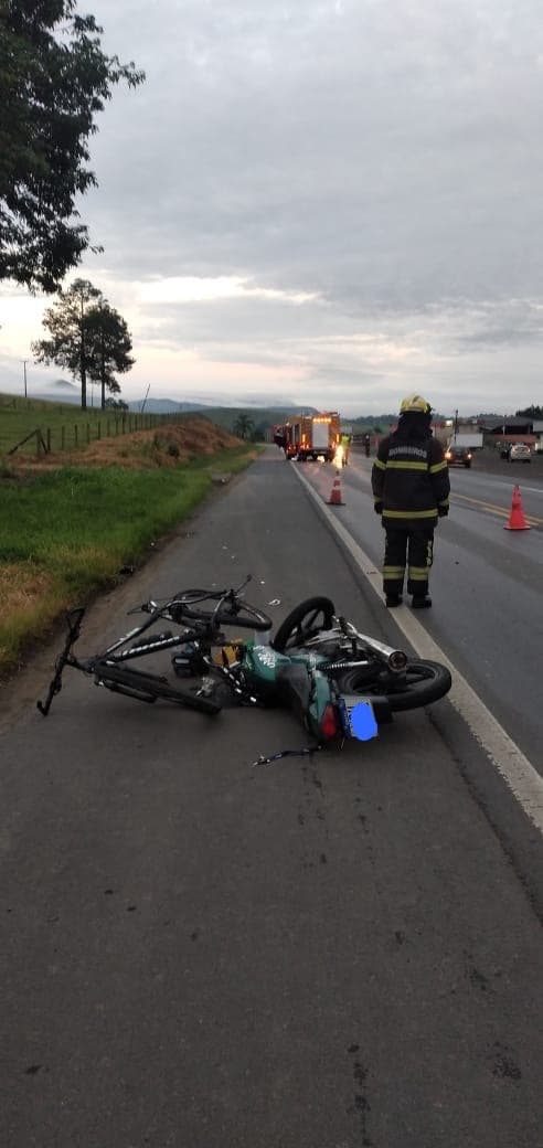 Colisão na BR-470 deixa adolescente e ciclista feridos em Pouso Redondo