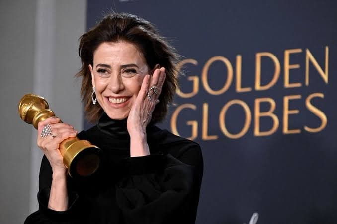 Atriz Fernanda Torres conquista Globo de Ouro, 25 anos depois da mãe