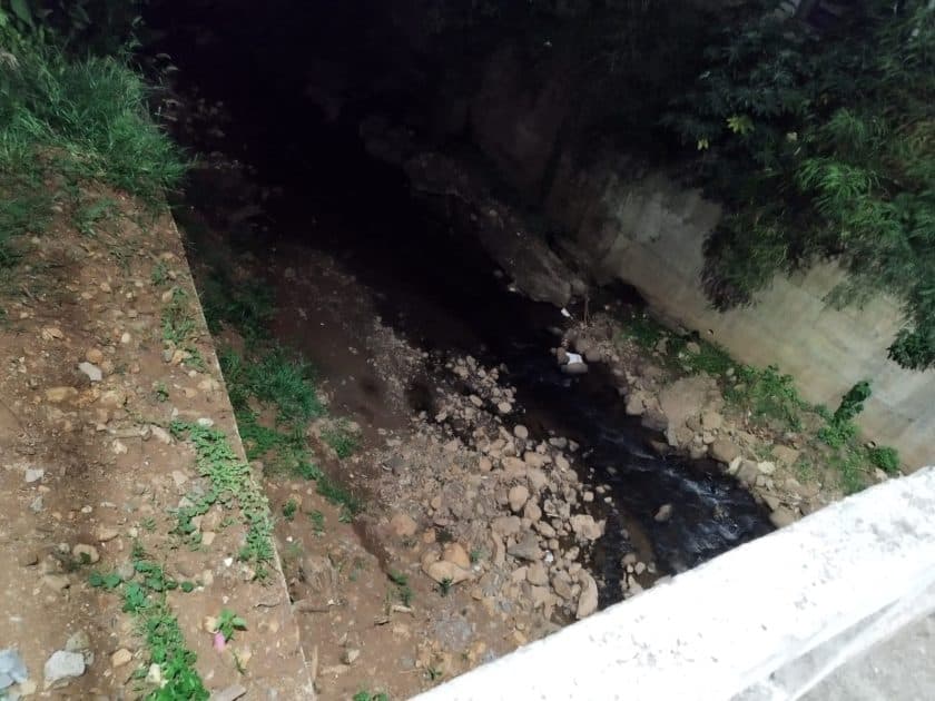 Bombeiros realizam operação arriscada para resgatar homem em barranco de cinco metros