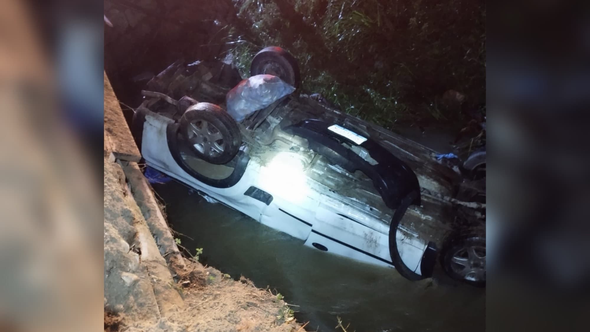 Milagre: Veículo cai em rio após capotamento e condutor sai sem um arranhão