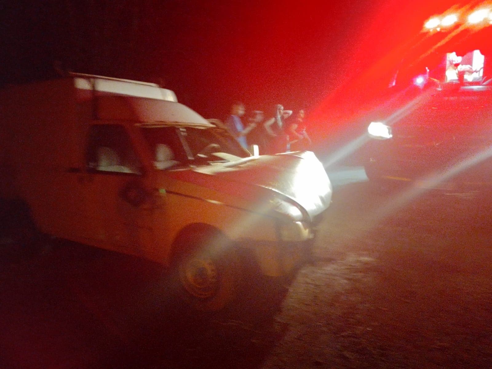 Motorista sangrando e passageira com dores: capotamento termina em hospitalização