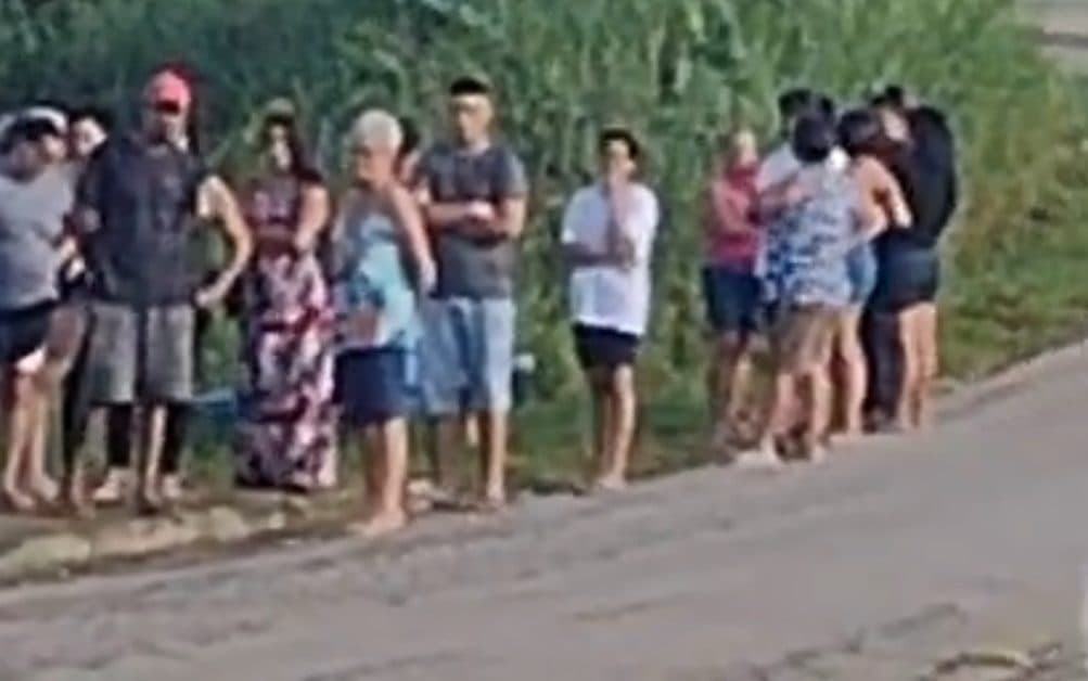 Moradores enfrentam filas longas e sol forte para atendimento em posto de saúde de Tijucas