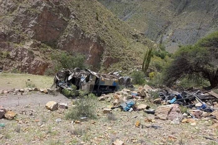 Ônibus despenca de abismo de 800 metros na Bolívia e deixa ao menos 30 mortos