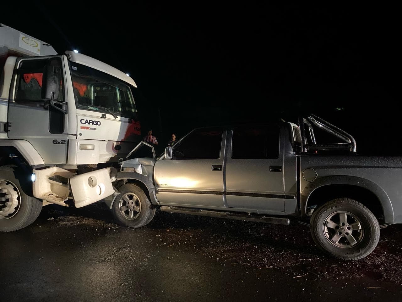Idosa fica ferida em colisão entre caminhonete e caminhão na BR-470, em Pouso Redondo