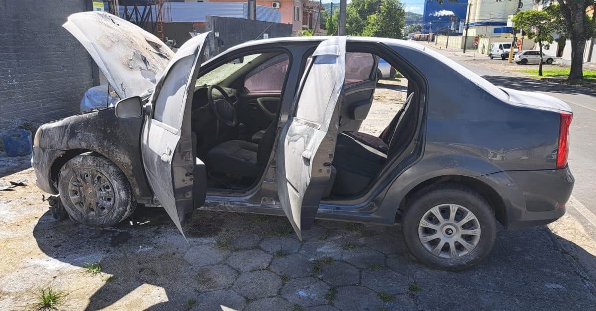 Encapuzado incendeia carro em plena luz do dia em Criciúma