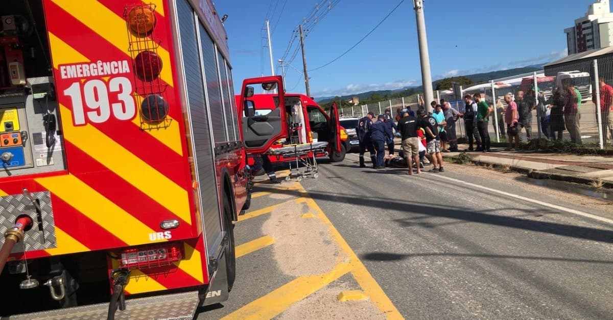 Homem sofre múltiplas fraturas após bater carro em poste e incêndio consumir o veículo