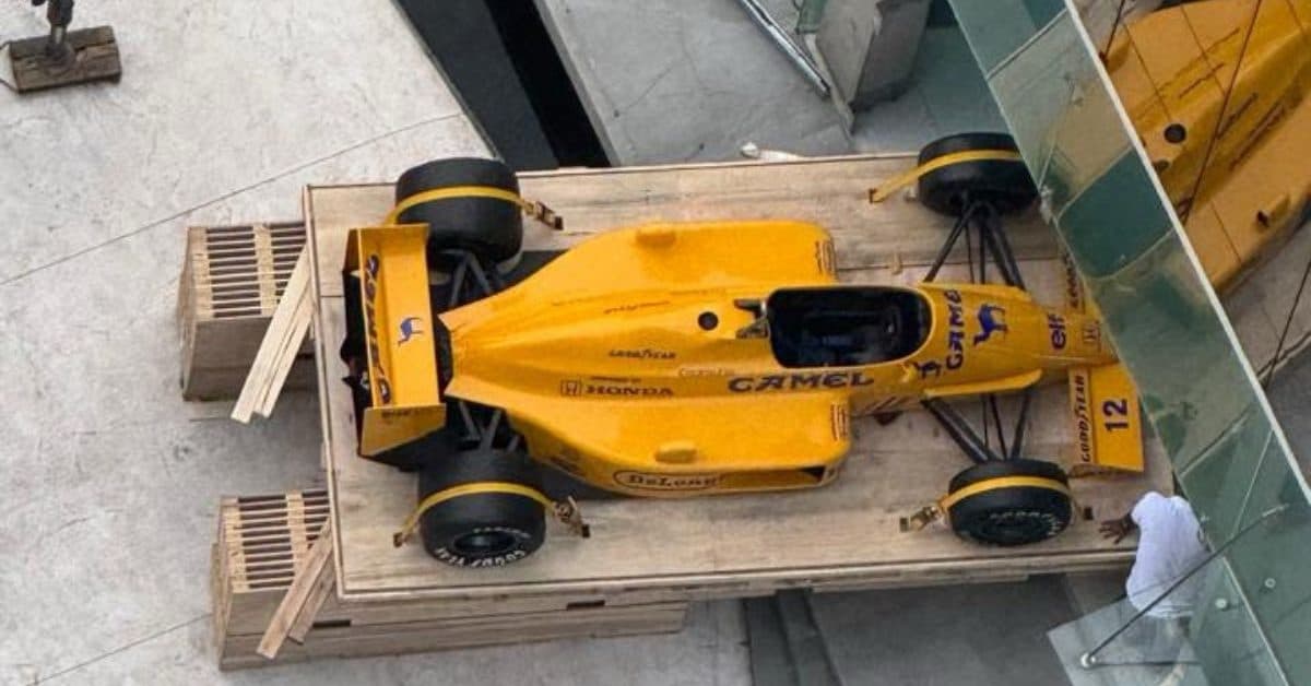 Carro de Ayrton Senna chega a Balneário Camboriú e será estrela do maior arranha-céu do mundo