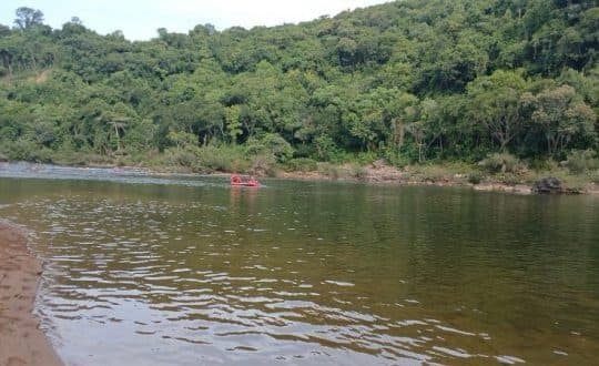 Adolescente de 15 anos desaparece em rio catarinense após cair de colchão inflável