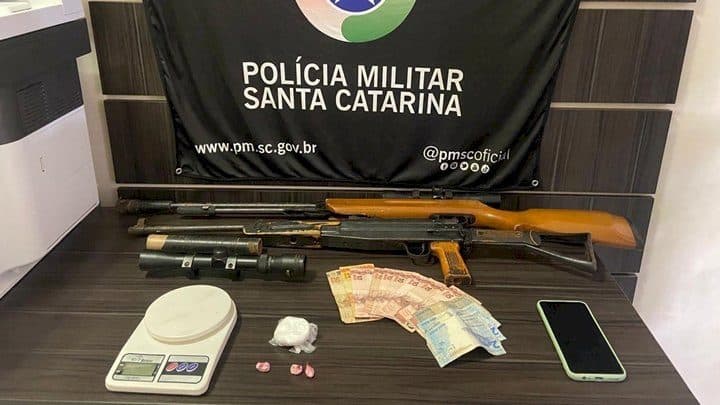 Operação policial encontra drogas, armas e pássaros ilegais em casa no interior de SC
