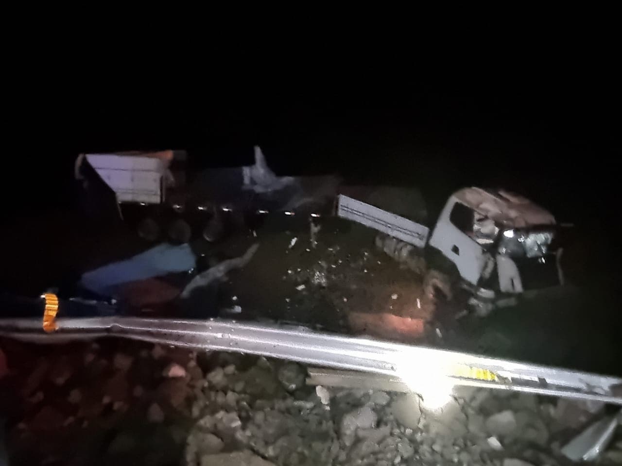 Motorista escapa da morte após caminhão despencar em ribanceira na SC-110