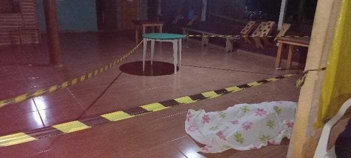 Homem é morto a tiros após ameaçar cliente com taco de madeira em bar