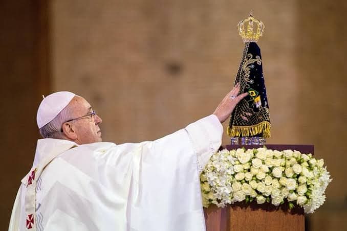 Caixão único, missa aberta e milhares em luto: começa o velório do papa Francisco