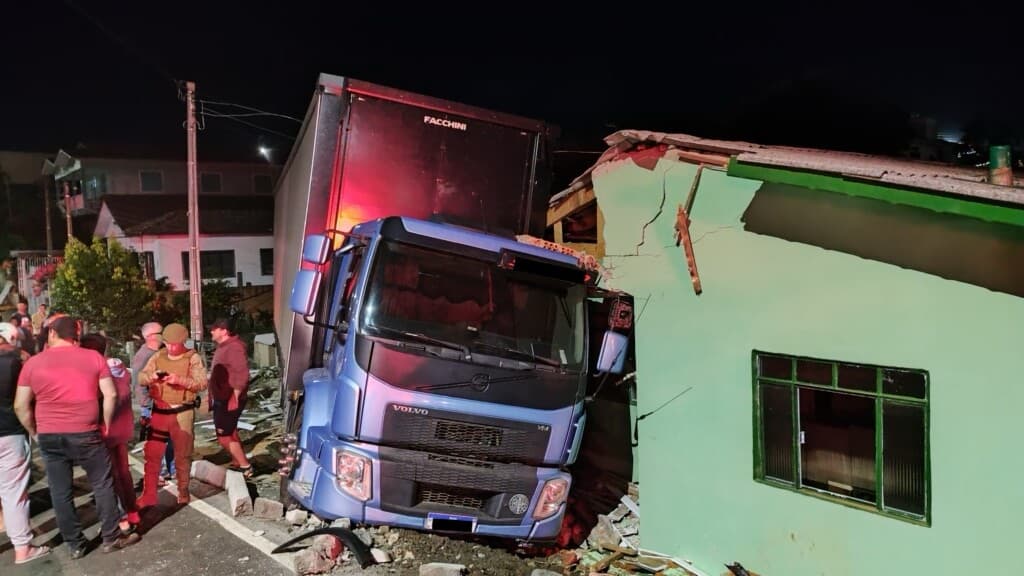 Caminhão desgovernado desce rua e destrói casas em Santa Catarina