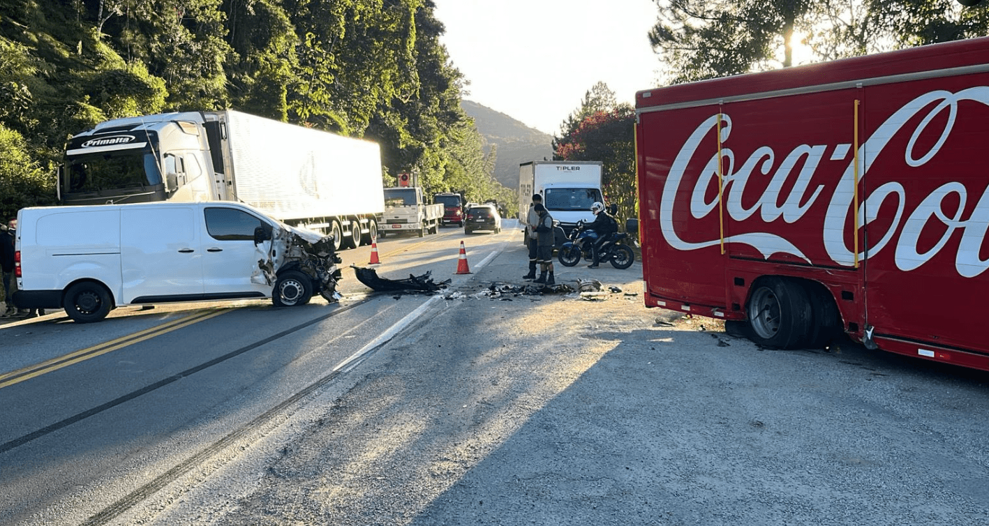 Trânsito parado: acidente bloqueia os dois sentidos da BR-282 em Águas Mornas