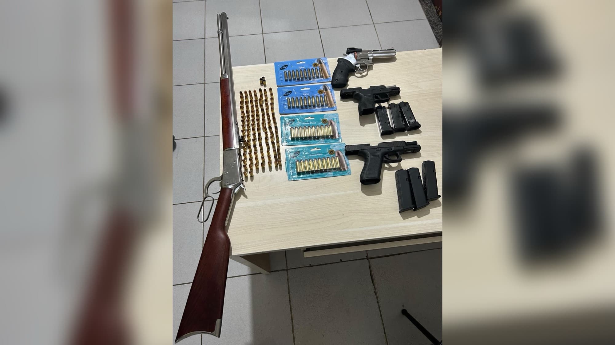 Homem é morto com tiros à queima-roupa após briga com vizinho; autor fugiu armado