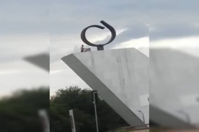 Casal é flagrado transando em cima de monumento na Praça dos Três Poderes