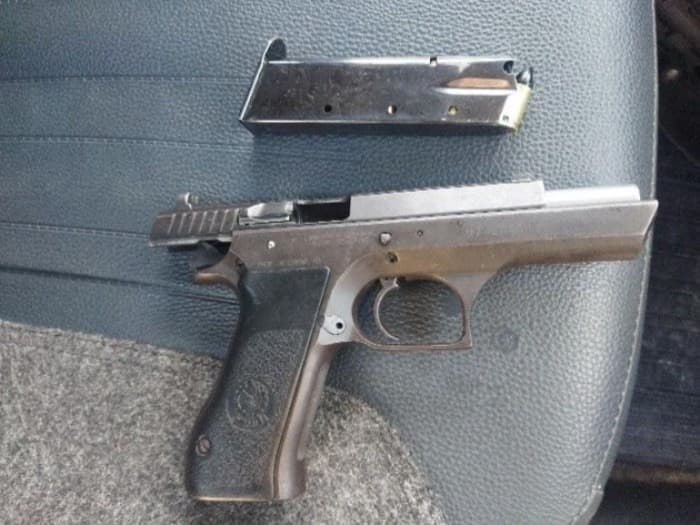 Após tiroteio em posto, carro ensanguentado é apreendido e homem é preso com arma