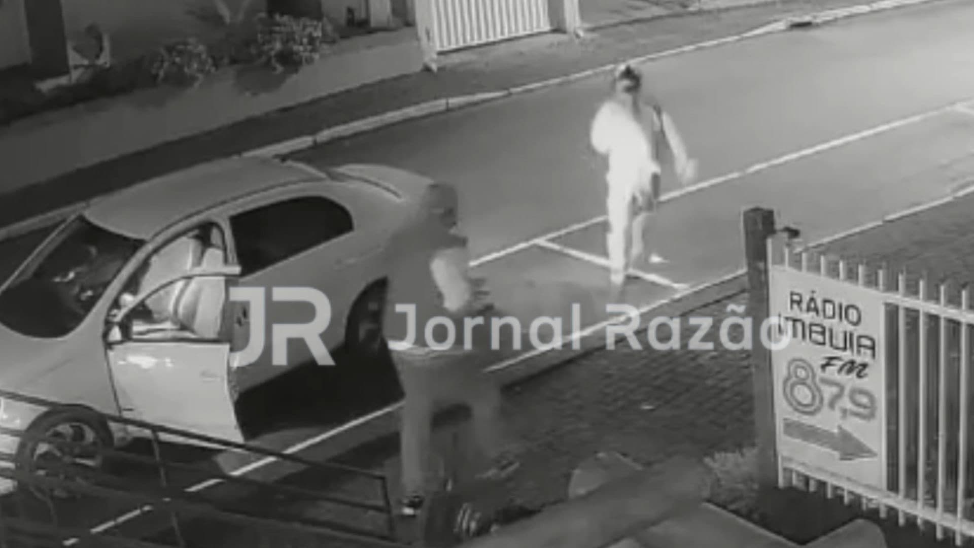 Sem polícia por perto, vereador usa arma de brinquedo pra impedir ladrão e bandido foge — VEJA VÍDEO