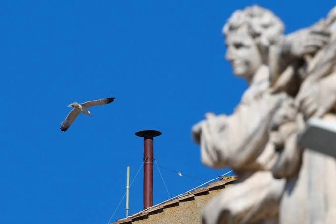 Vaticano instala chaminé para escolha do novo papa
