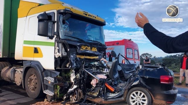 Acidente fatal entre carro e caminhão interdita BR-282