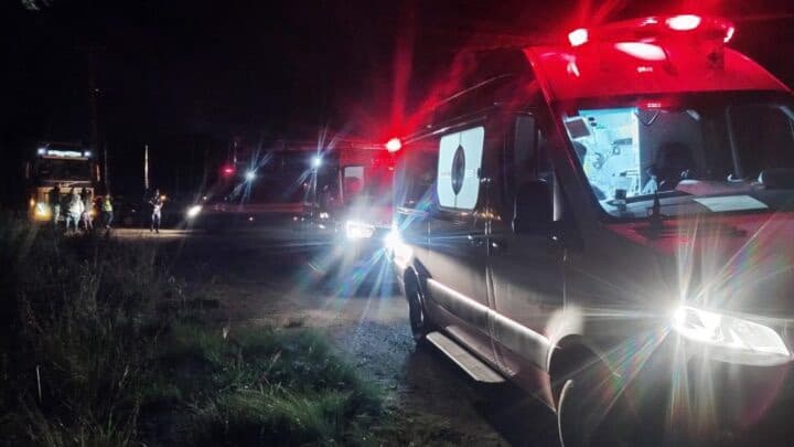 Cinco pessoas morrem em colisão entre carro e caminhão na BR-280