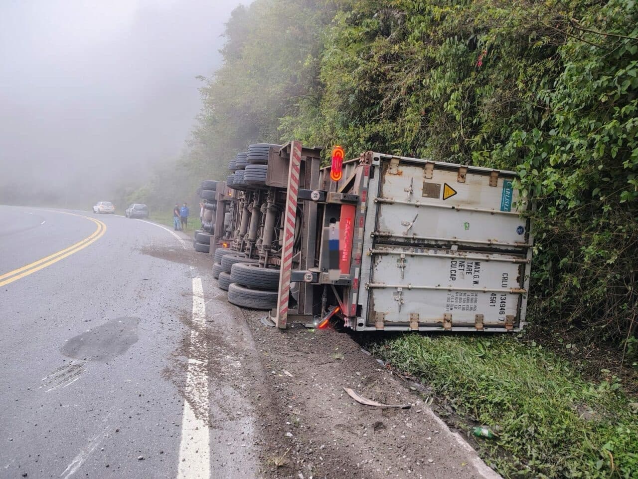 Caminhoneiro morre em tombamento de carreta na BR-470 em Pouso Redondo
