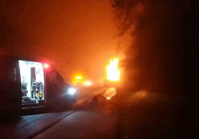 Motorista e suínos morrem carbonizados após caminhão pegar fogo na BR-282