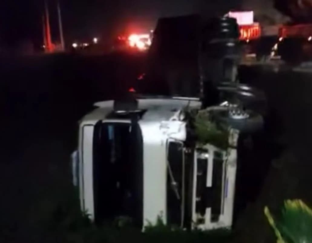 Mulher perde a vida em segundos após colisão com caminhão no Vale do Itajaí