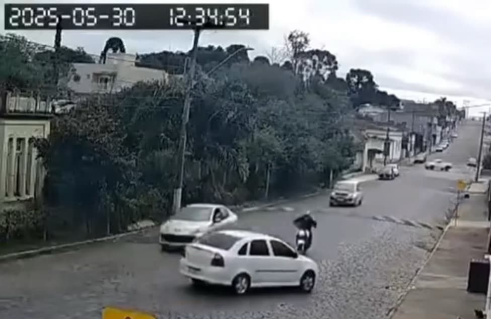 Motociclista é arremessado após colisão violenta com dois carros em Mafra