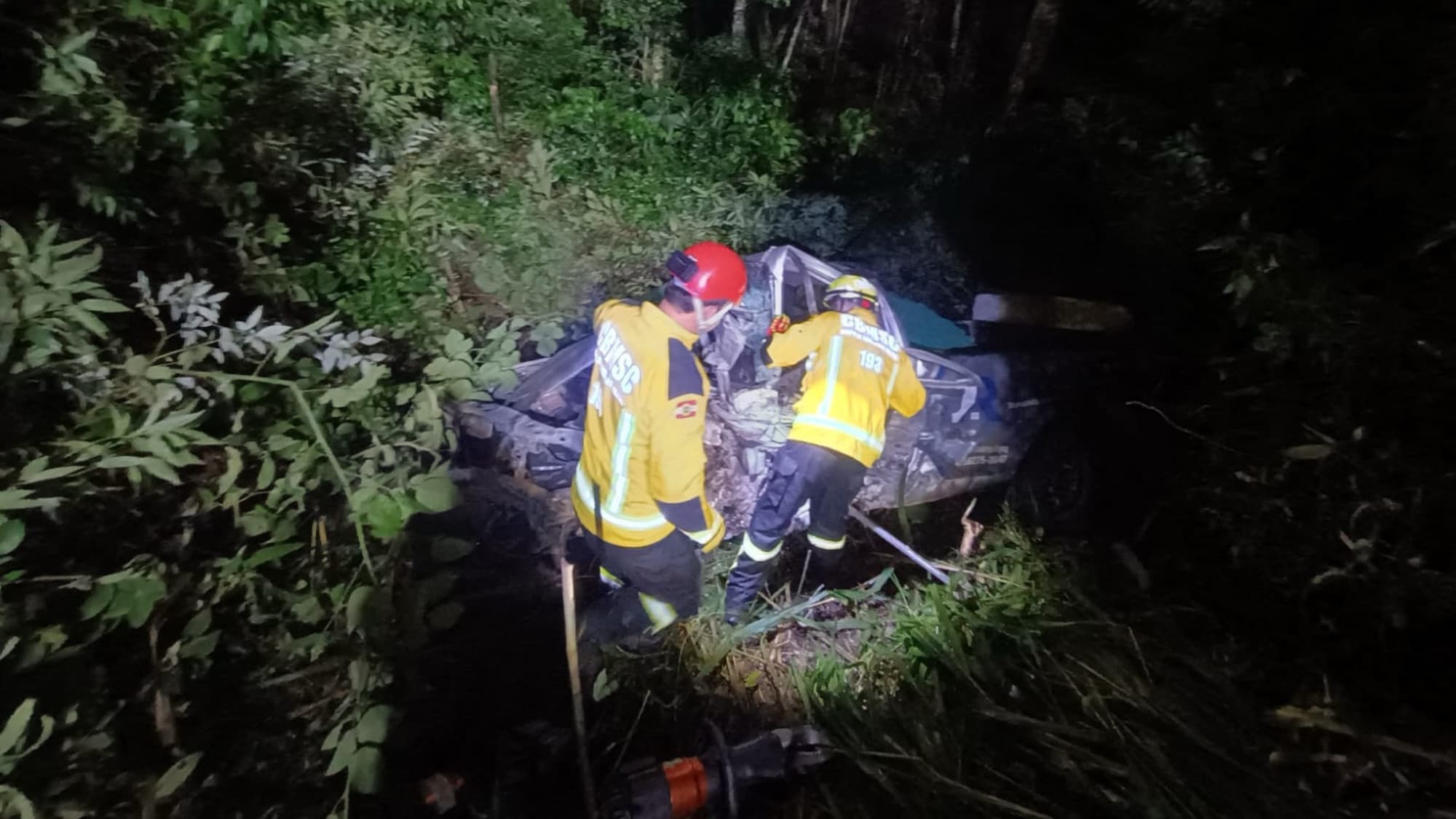 Impacto violento na BR-470: motorista morre preso às ferragens após batida com caminhão