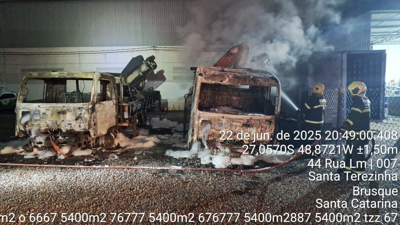Incêndio destrói caminhões estacionados no pátio de empresa em Brusque