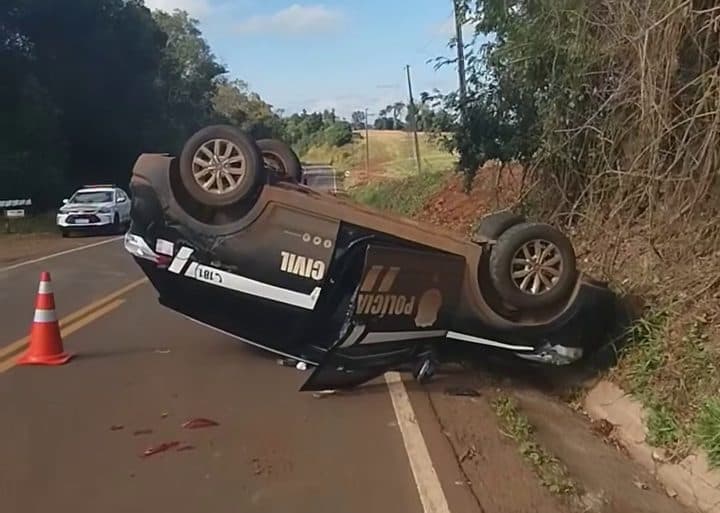 Viatura da Polícia Civil capota após colisão com caminhão em SC