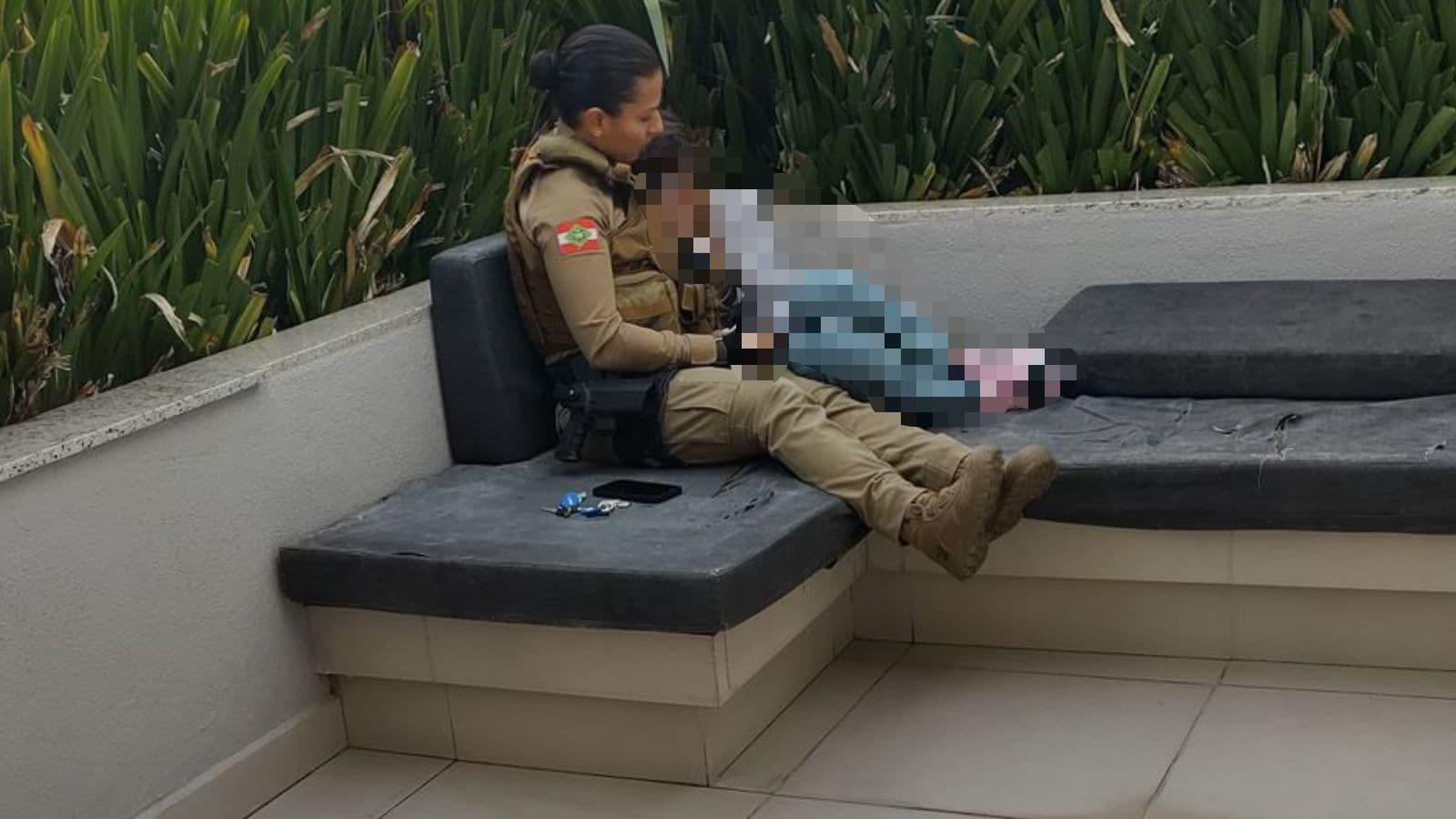 “Não solta minha mão”: policial age rápido e salva jovem prestes a se jogar de prédio em Florianópolis