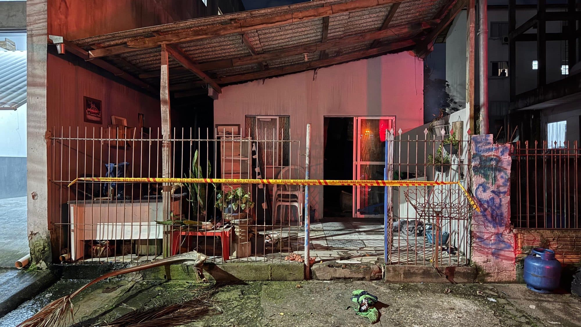 Casa pega fogo e chamas ameaçam vizinhos em Balneário Camboriú