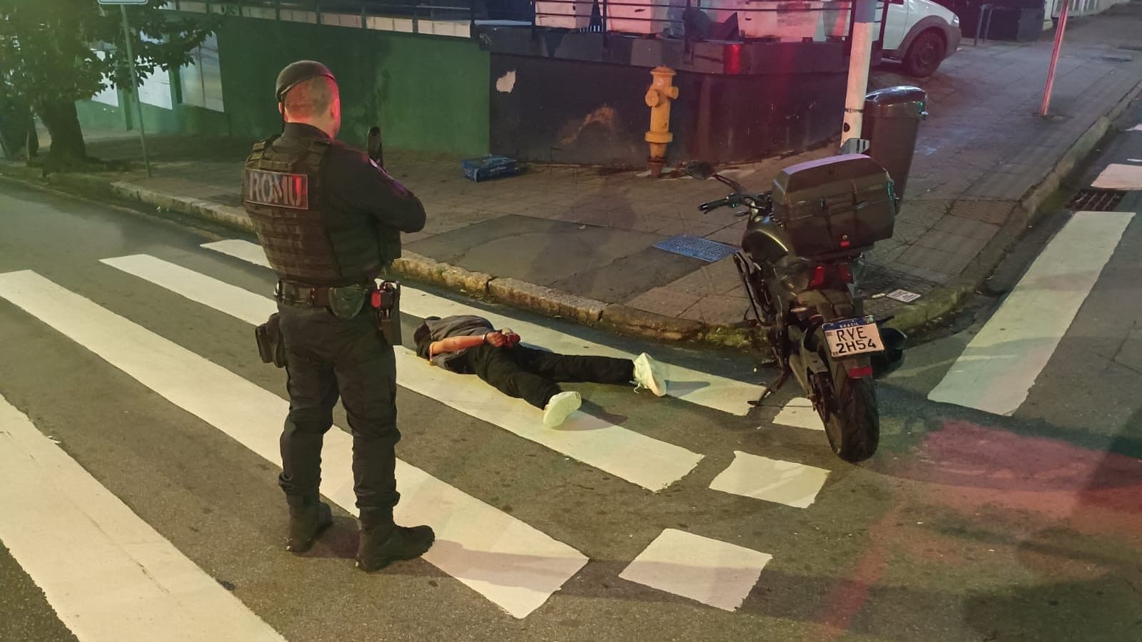 Perseguição na madrugada: homem é preso pilotando moto roubada em Florianópolis