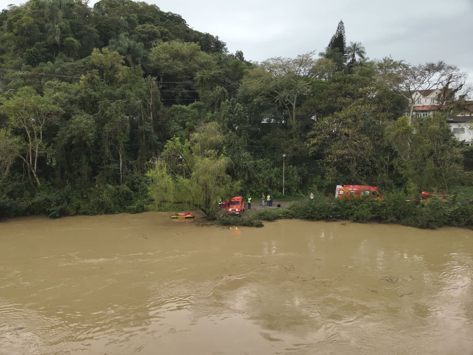 Homem some no Rio Itajaí-Açu e bombeiros entram em ação às pressas em Blumenau