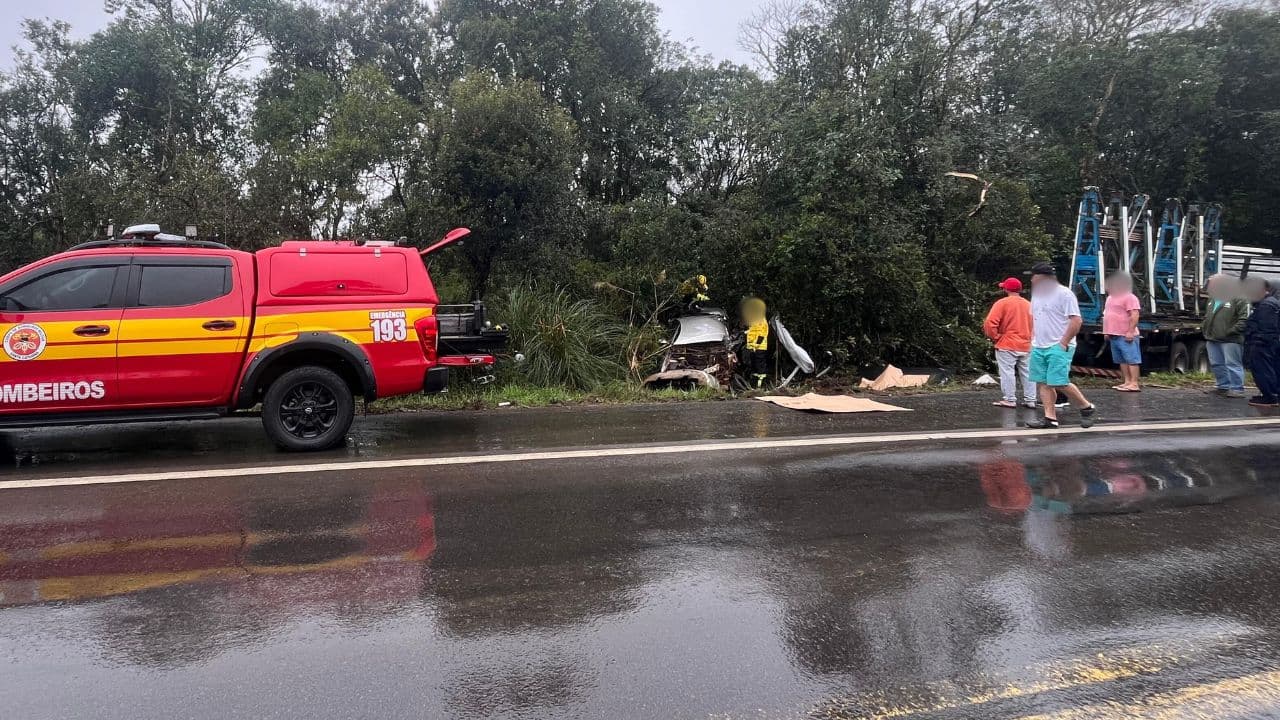 Acidente entre caminhão e carro mata três pessoas na BR-470