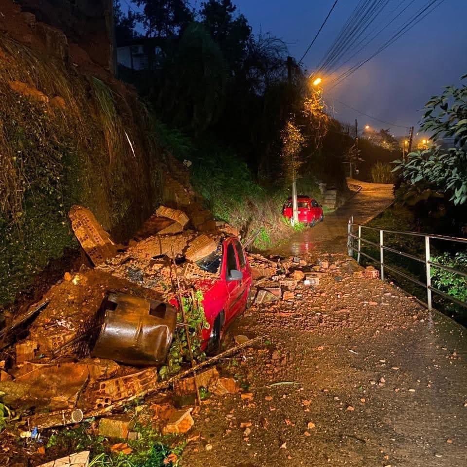 Desmoronamento interdita rua e muro desaba sobre carro em Concórdia após chuva intensa