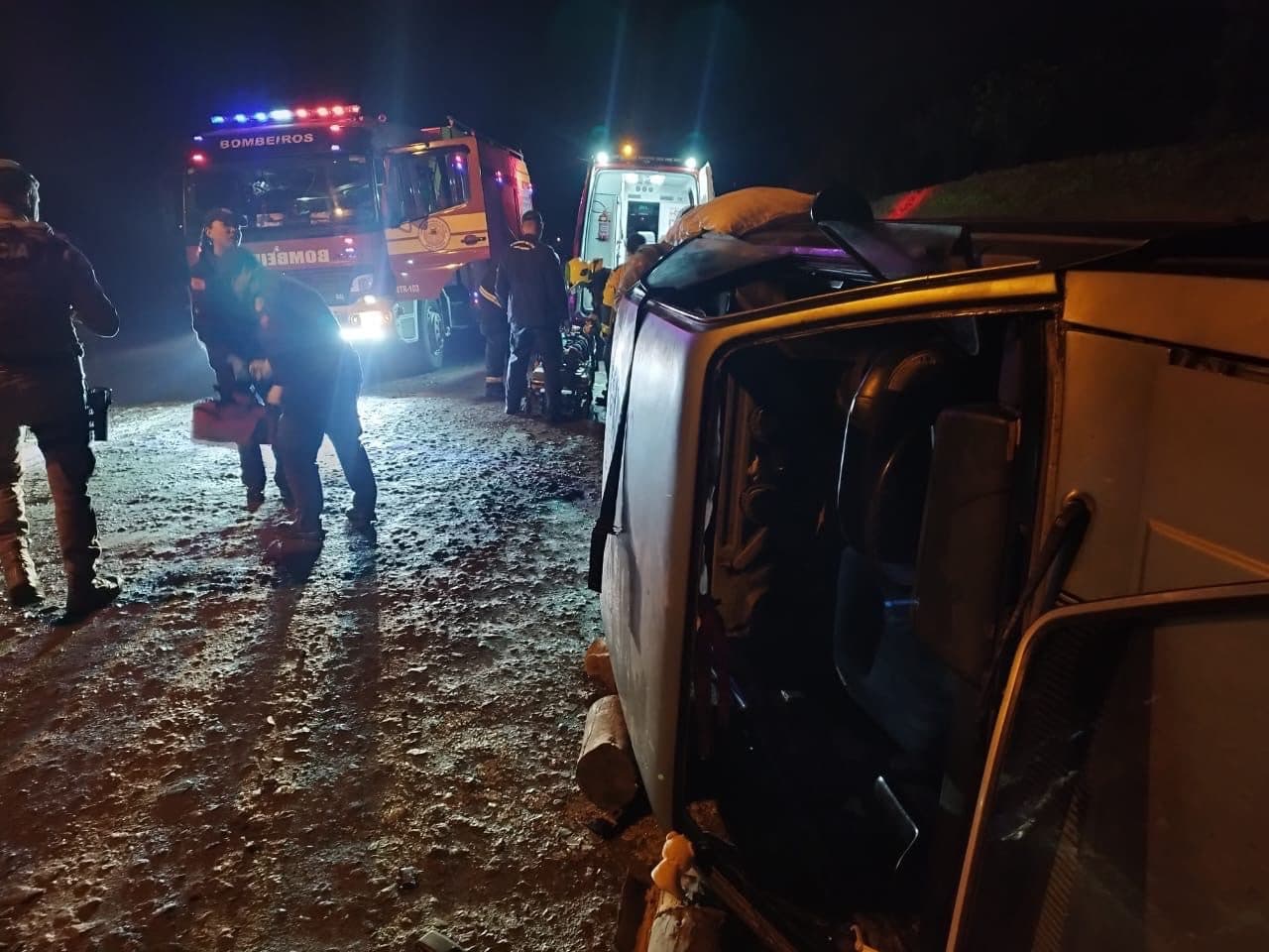 Carro tomba no Alto Vale e mulher é socorrida às pressas 