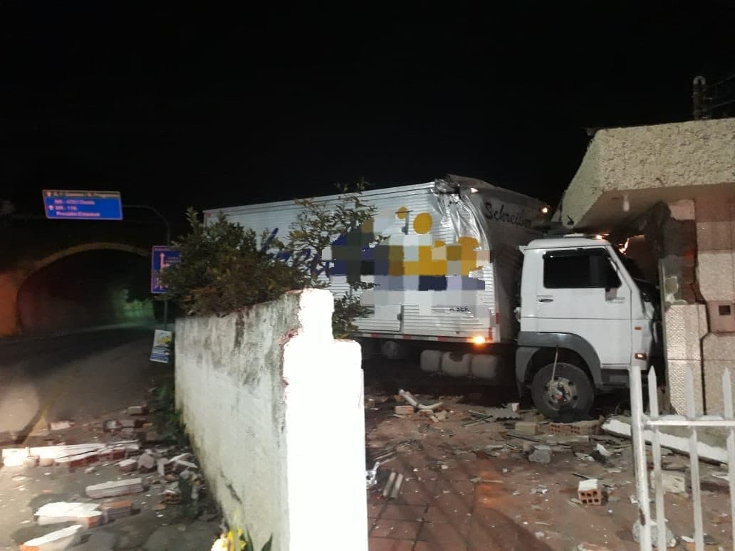 Caminhão invade residência enquanto morador dormia e motorista foge 