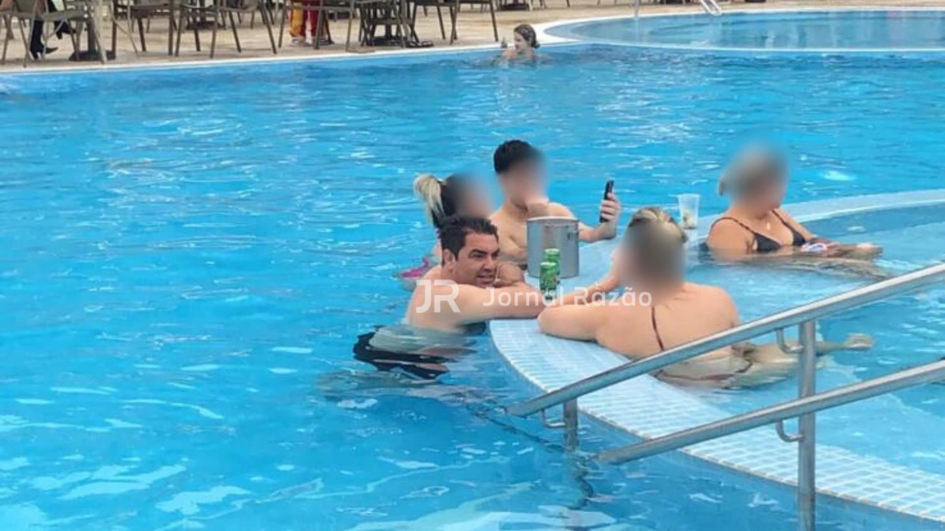 Prefeito de Itapema é flagrado em hotel de luxo em plena segunda-feira: “cervejinha na piscina”