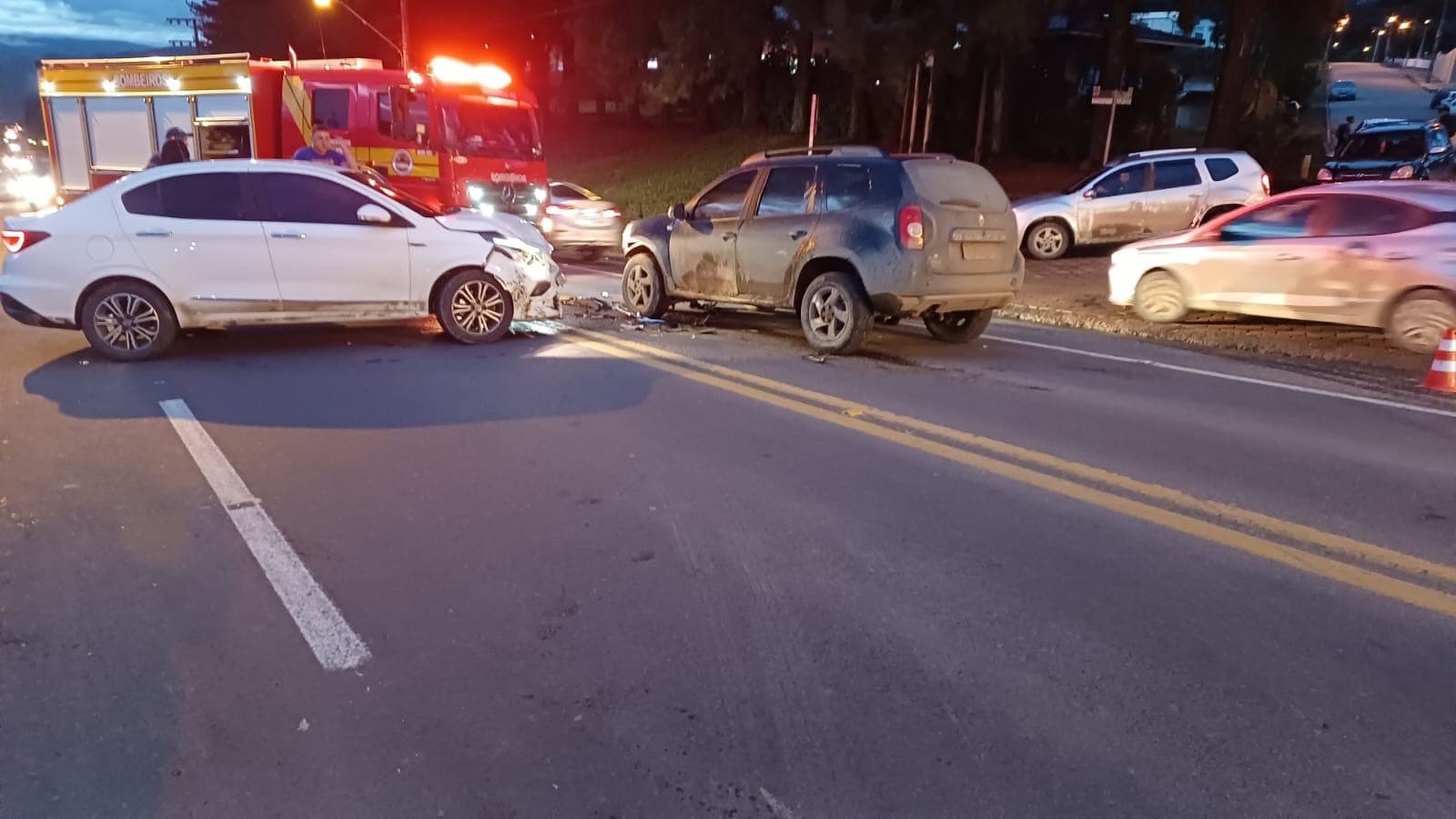 Colisão violenta entre dois carros deixa mulher ferida na SC-114, em Taió