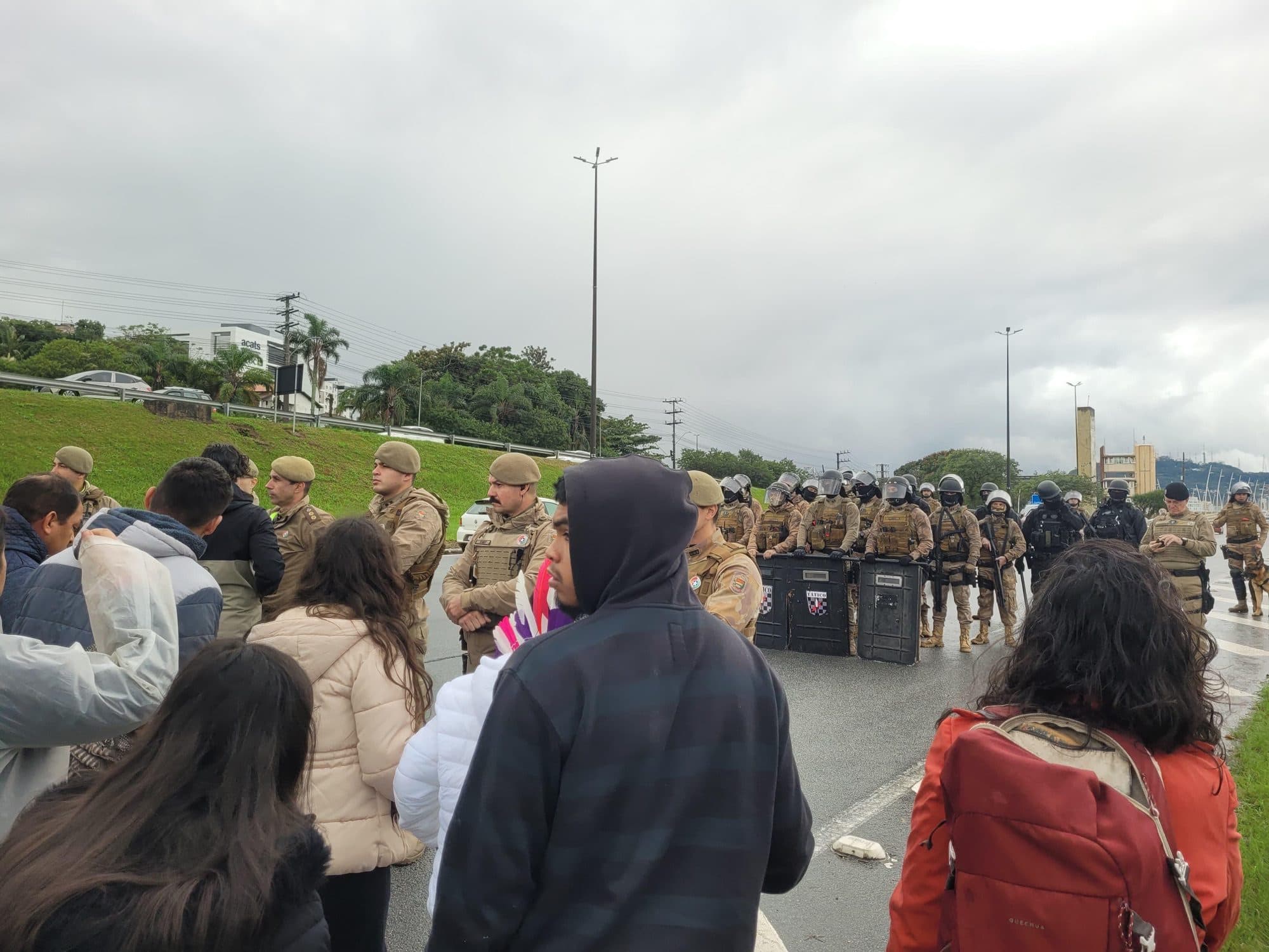 Indígenas marcham em Florianópolis em protesto para exigir terras em SC