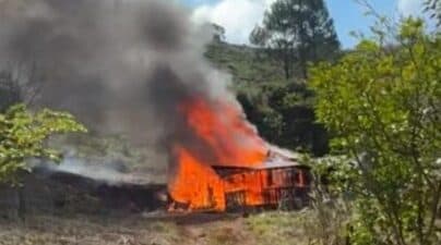 Moradora desmaia em frente à própria casa em chamas em Santa Catarina