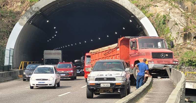 Caminhão fica preso sobre mureta após acidente na SC-401, em Florianópolis