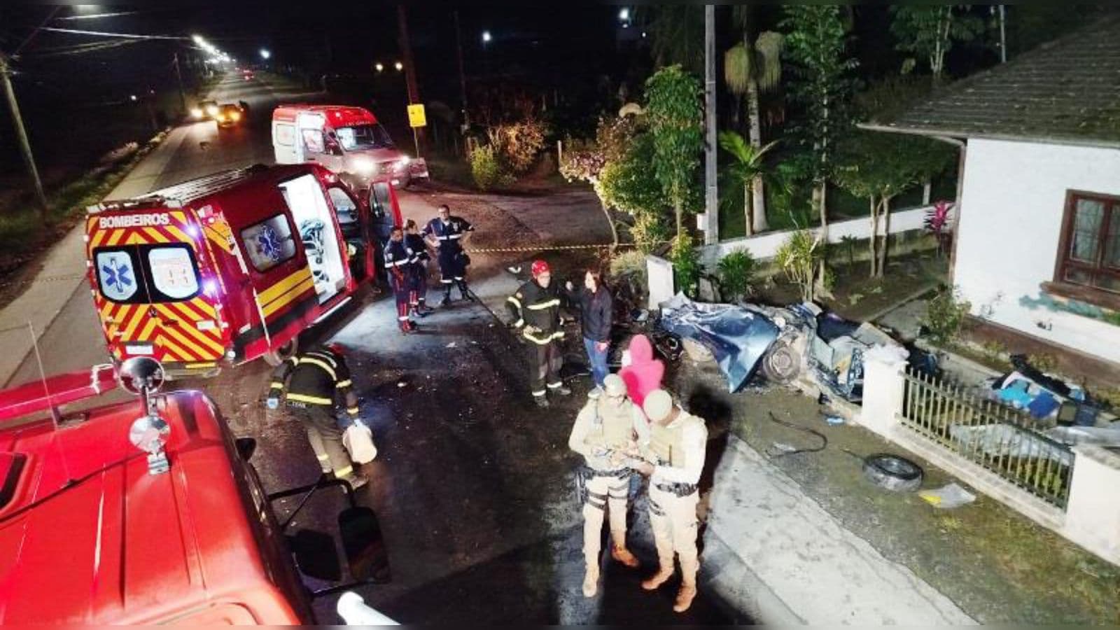 Motorista morre na hora e esposa com filhos ficam feridos em grave acidente em SC