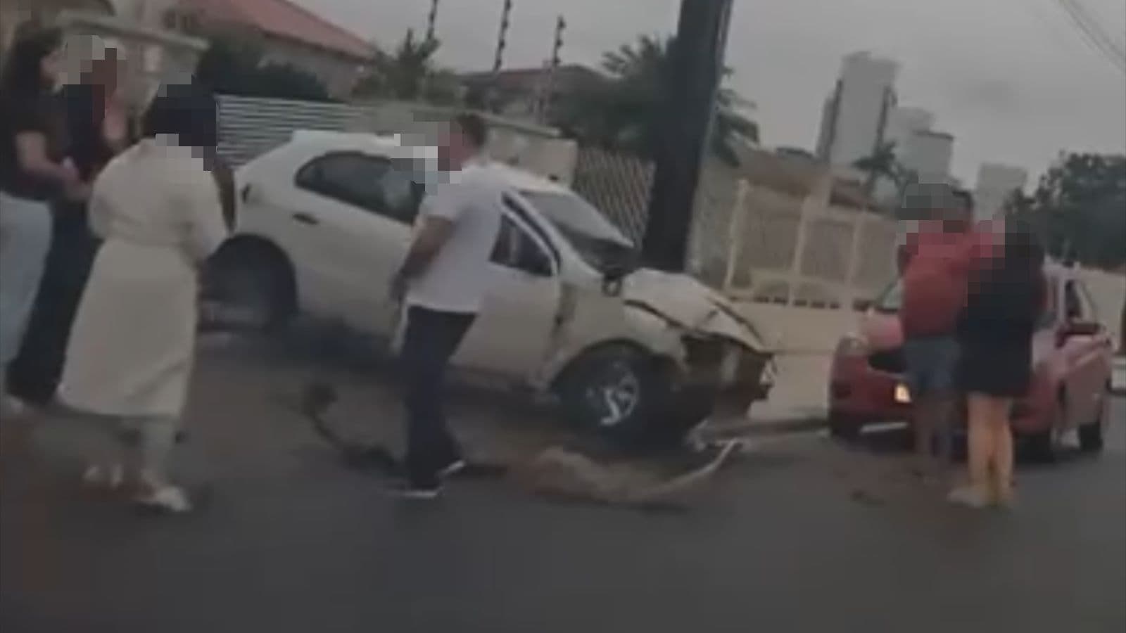 Carro com três pessoas destrói muro de casa e motorista foge em Tijucas