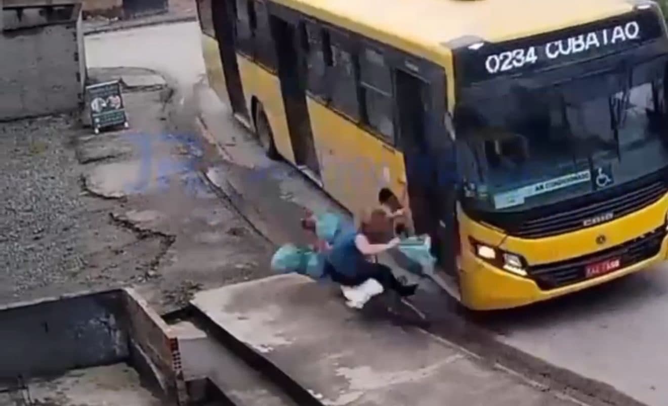 Ciclista fora da ciclovia acaba violentamente atingida por ônibus em Joinville